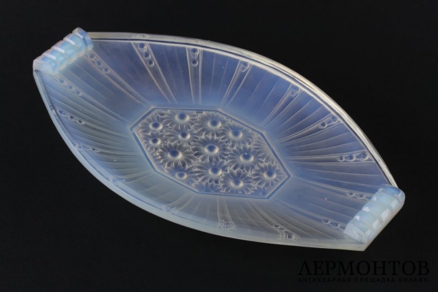 Блюдо art deco с цветочным декором. Опаловое стекло, литье. Франция, 1920-30-е гг.