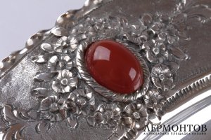 Блюдо круглое с цветочным узором и  камнями. Серебро 800 пробы. Италия