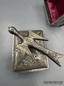 Швейка со съёмной крышкой и зажимом-птичкой. Сталь, золотая насечка, Т. И. Свечнин, Россия, 19 век
