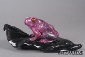 Камнерезная фигура Лягушка, сидящая на листке. Западная Европа, 2 пол. 20 в.