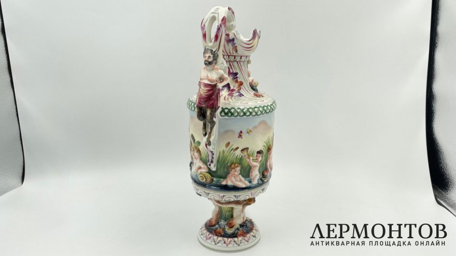 Декоративный кувшин со скульптурным декором. Италия, Каподимонте, 1970-1980-е гг.