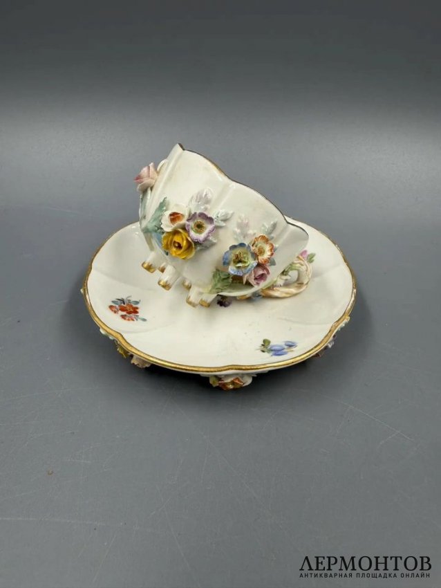 Кофейная пара с лепными цветами. Фарфор, роспись, Meissen, Германия, начало 19 века