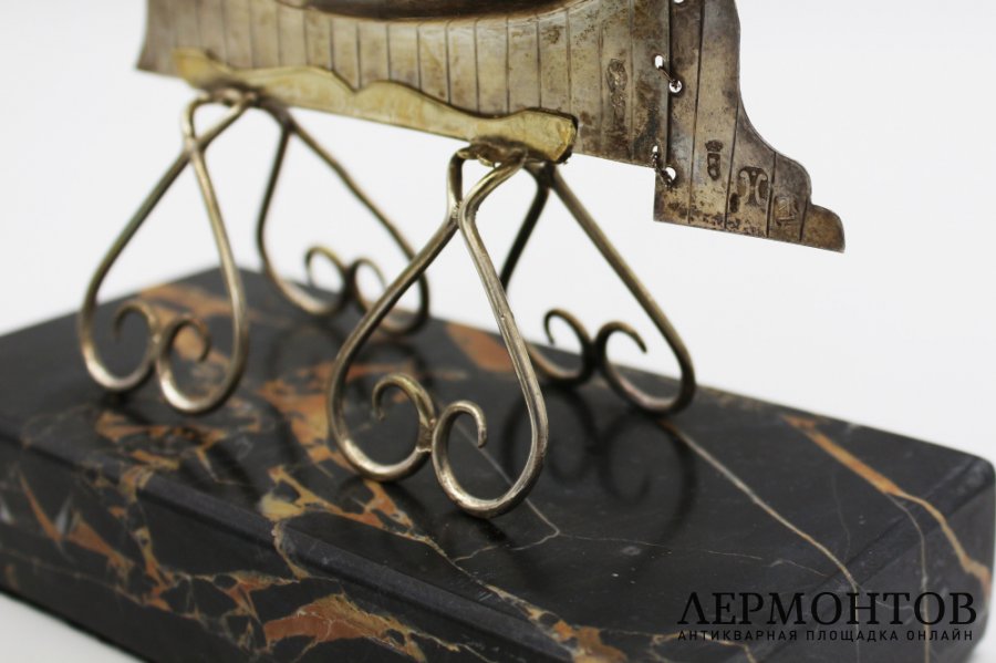 Настольная модель корабля. Серебро 800 пробы, штамп, гравировка. Дания, 1901 год.