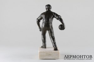 Статуэтка Боулингист. Зап. Европа, 1930-1940-е гг. Металл, патинирование. Камень.