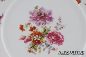 Тарелка с изображением цветов. Фарфор. Товащество Кузнецова, 1889-1917