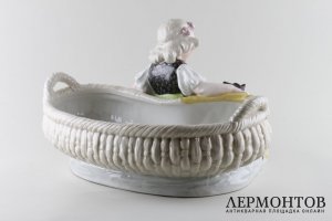 Композиция в виде вазы девочка с таксой. Фаянс. Bernard Bloch, Австрия, конец XIX в.