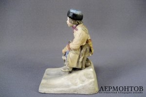 Мальчик на санках. Бисквит. Россия, мануфактура А. Попова, 30-50-е годы XIX века. 
