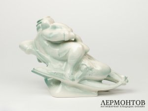 Статуэтка «Дети на санках». Jinokera Keramia, Чехословакия, 1960–1970 годы