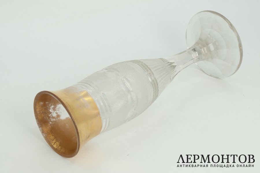 Ваза в форме кубка. Чехословакия, фирма Moser, 1920-е гг. Стекло, резьба, золочение. 