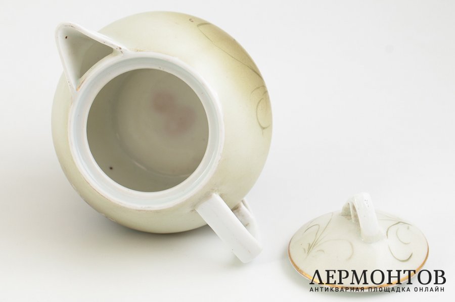 Молочник в стиле модерн. Российская Империя, фабрика Гарднера, 1870-1890 г. Фарфор.