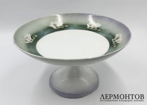 Ваза Кувшинки. Россия, Кузнецов, 1900-е гг. Фарфор, деколь с подрисовкой.