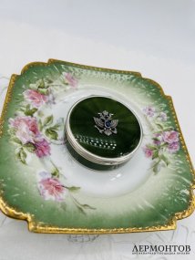 Коробочка с орлом и сапфиром. Серебро 935, гильоше, вероятно Франция, нач. 20 в.