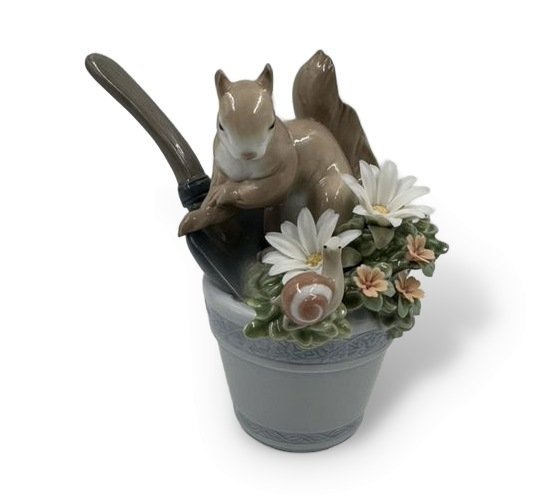 Статуэтка «Белочка с улиткой и цветами». Фарфор, роспись, Lladro, Испания