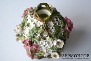 Ваза с лепными цветами и листьями в технике Schneeballen бульденеж