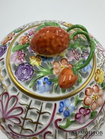 Ажурная шкатулка с крышкой-клубникой. Фарфор, роспись, Herend, Венгрия, 20 век