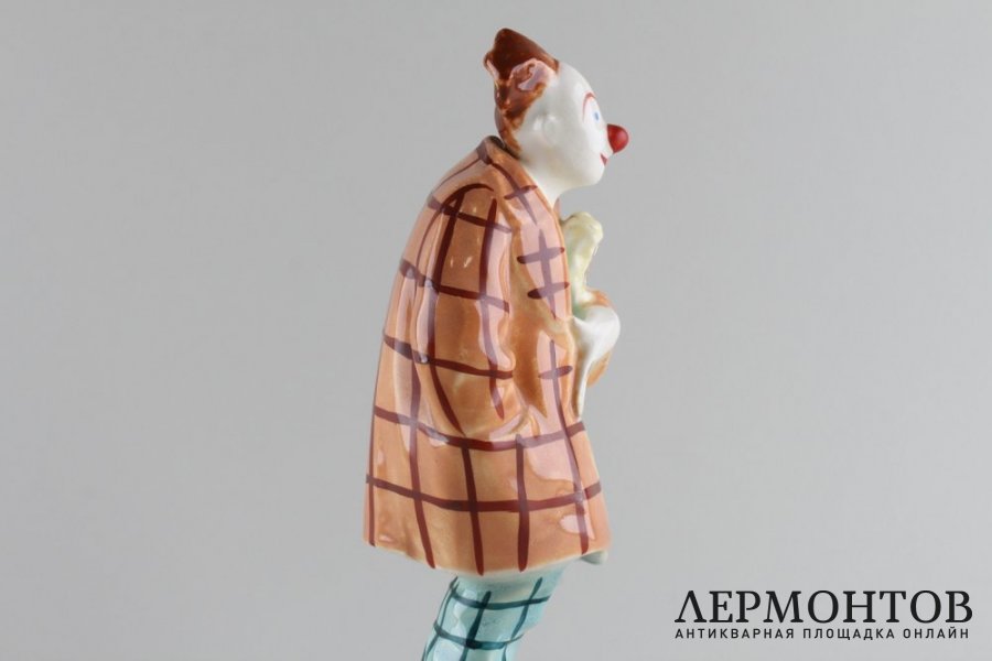 Статуэтка Клоун с букетом. Ditmar  Urbach, Чехословакия. Фарфор, 1918-1938 гг