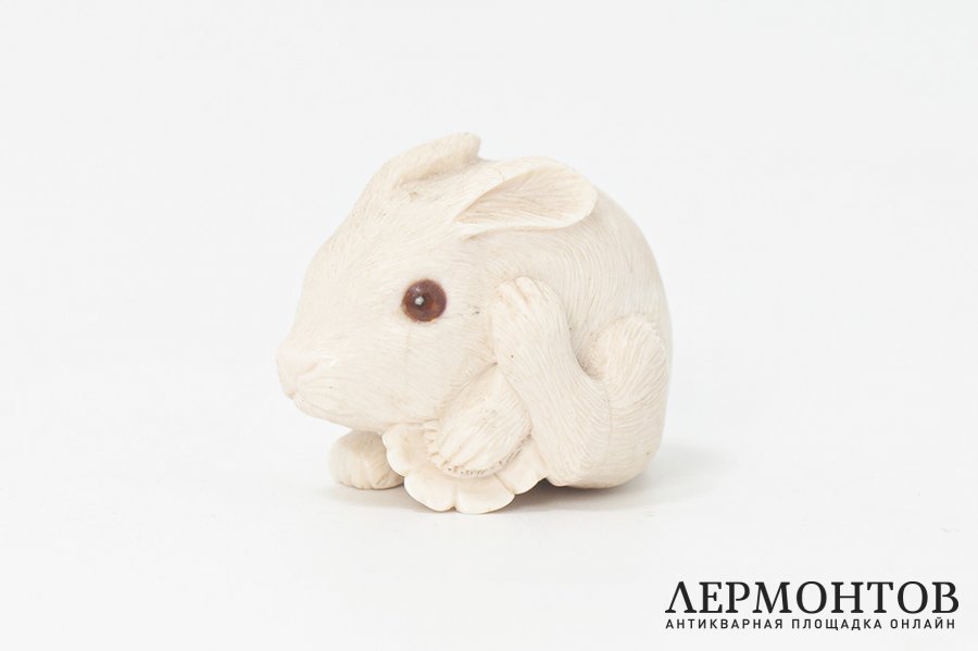 Статуэтка Зайка. Россия, мастер-косторез Виктор Вихлянцев, 1998 год. Кость.