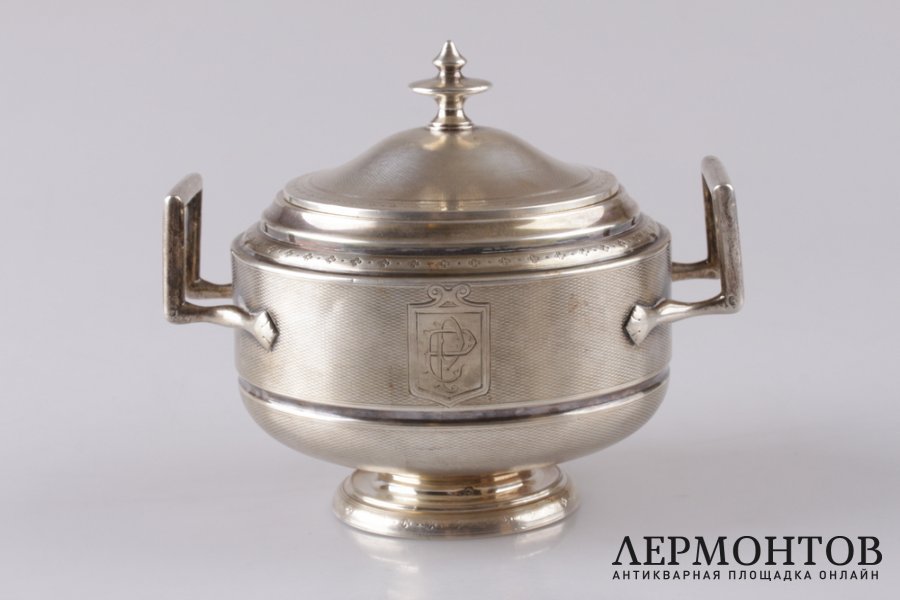 Сахарница Tallois в технике гильоше. Серебро 950 пробы. Франция, начало XX века.