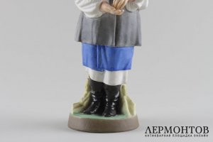 Статуэтка Украинка. Россия, частный завод Гарднера, 19 в. Бисквит, роспись.