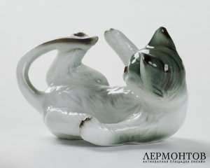 Статуэтка «Котёнок играет хвостом». Фарфор, Tilia, Португалия, вторая половина XX века