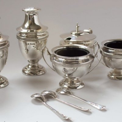 История успеха Walker Hall — пионер гальванического серебрения изделий. Преодолев жесткую конкуренцию, компания более ста лет оставалась самостоятельным производством и долгое время была одной из передовых среди английских предприятий подобной отрасли</p><p><img decoding=