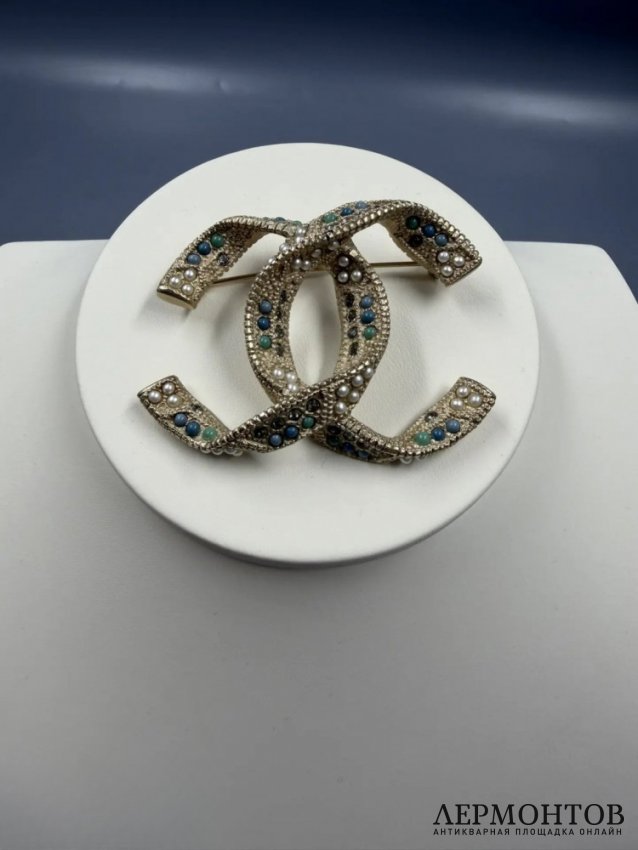 Брошь «CC. Византия» с жемчугом и смальтой. Ювелирный сплав, Chanel, Франция, 2016 год