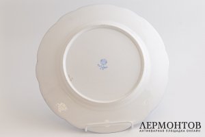 Тарелка с цветочным декором. Россия, Товарищество Кузнецова, 1891-1917 гг.  Фарфор.