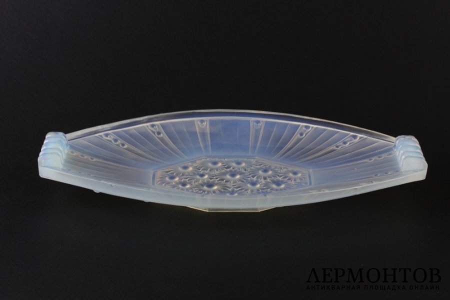 Блюдо art deco с цветочным декором. Опаловое стекло, литье. Франция, 1920-30-е гг.