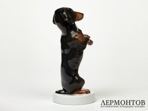 Статуэтка «Сидящая такса». Фарфор, Rosenthal, Германия, 1924 год