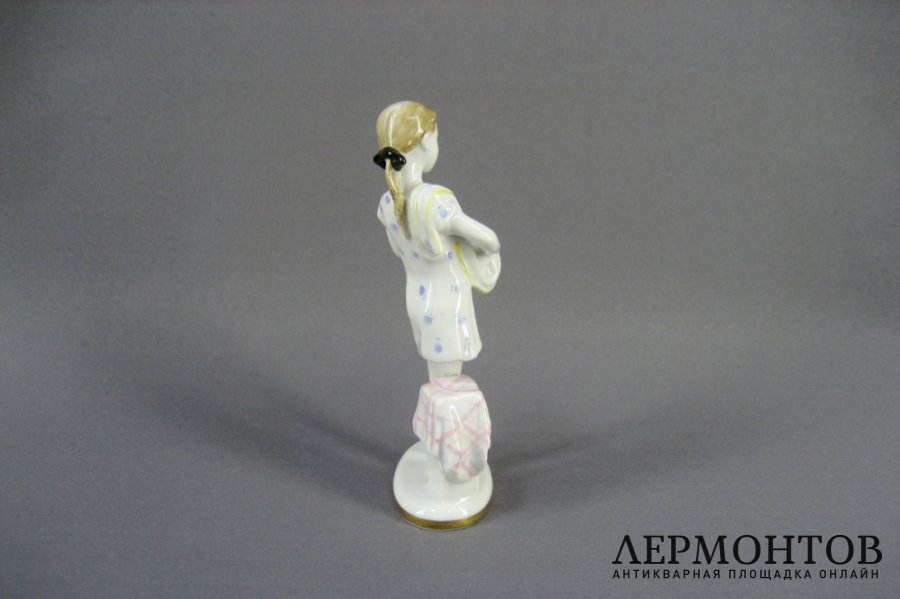 Юная помощница. Фарфор. СССР, ЛФЗ, Г. С. Столбова. 50-е-60-е годы ХХ века.