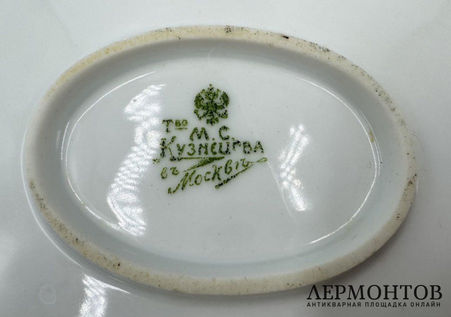 Соусник с крышкой Кувшинка. Россия, М. Кузнецов, 1900-е гг. Фарфор, роспись.