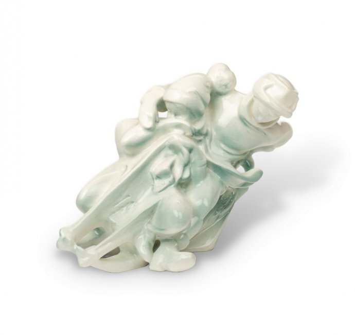 Статуэтка «Дети на санках». Jinokera Keramia, Чехословакия, 1960–1970 годы