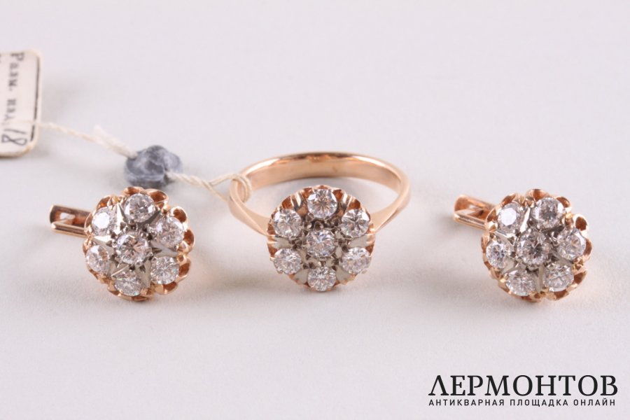 Набор из кольца и серег формы малинка с бриллиантами ок. 4 ct. Золото. СССР, 1975.