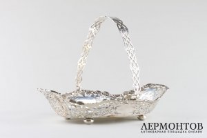Ваза с ручкой с цветочным орнаментом. Лондон, Goldsmiths and Silversmiths co., 1899 г