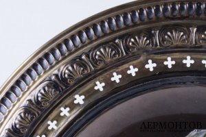 Декоративная тарелка с женским изображением. Фарфор. Европа.