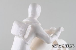 Статуэтка Мотоциклист. Фаянс.  Фабрика Bechyne, Чехословакия, 1950-е годы.