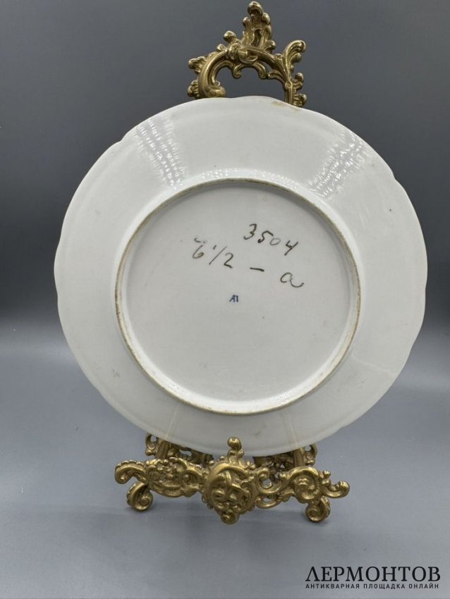 Тарелка с цветочным орнаментом. Фарфор, роспись, завод А. Попова, Россия, 1850–1860-е годы
