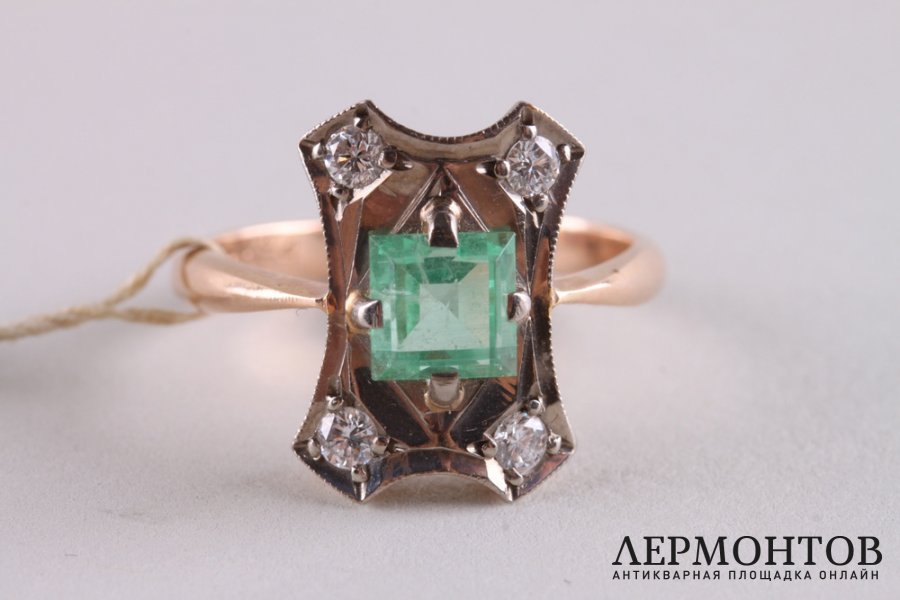 Кольцо. Изумруд 1,32 ct, бриллианты 0,24 ct 1-1. Золото 583 пробы. СССР, 1975