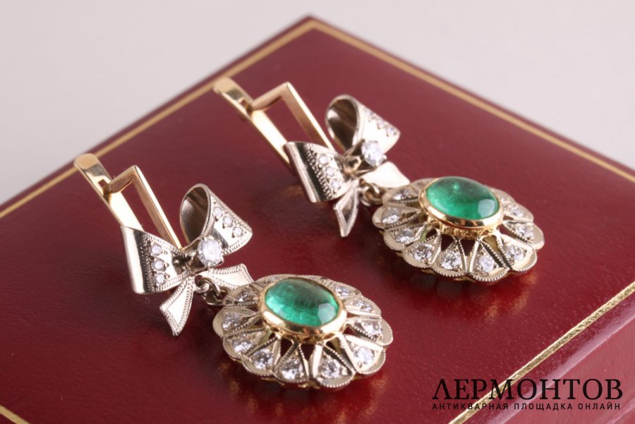 Серьги-бантики. Золото 750 и 585. Изумруды 4,7 ct, бриллианты 1,86 ct. СССР, XX век.