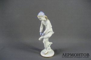 Юная фигуристка. Фарфор. СССР, ЛФЗ, 50-60-е годы ХХ века.