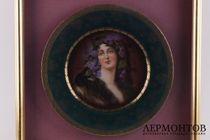 Тарелка с женским изображением с цветочным венком на голове. Вена, 1-ая треть 20 в.