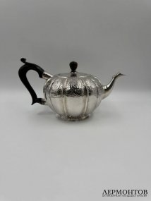 Чайник с растительным декором. Серебро 84 пробы, дерево, Россия, 1749 год