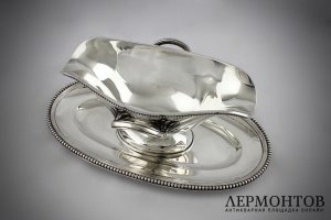 Соусник в классическом стиле. Серебро 950 пробы. Франция, XIX век.