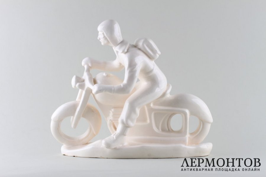Статуэтка Мотоциклист. Фаянс.  Фабрика Bechyne, Чехословакия, 1950-е годы.