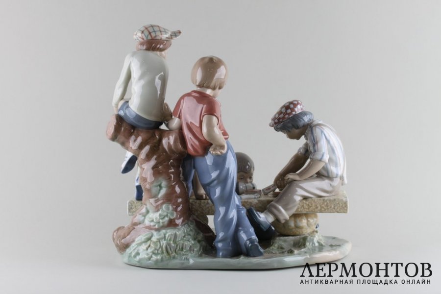 Статуэтка Мальчики играющие в карты. Nao by Lladro.  Фарфор. Испания. 80-е гг. XX в.
