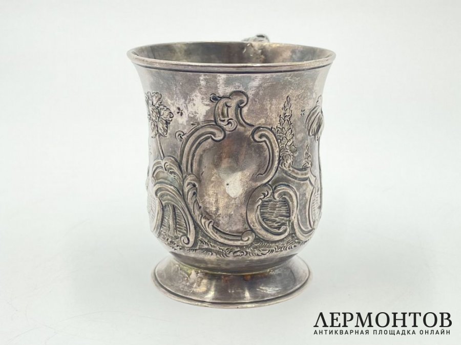 Кружка с растительным орнаментом. Англия, Лондон, 1765 год. Серебро, выколотка.