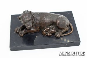 Статуэтка Львица кормит львят. Франция, 1 половина 20 века. Бронза, литье. Камень.