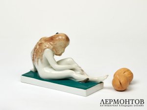 Статуэтка «Обнажённая девушка с кошкой». Фарфор, Karl Ens, Германия, 1919–1940 годы
