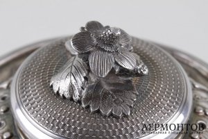 Сахарница в стиле ампир. Серебро 950, гильоше, патина. Франция, XIX век.