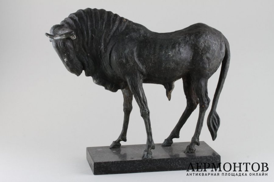 Антилопа гну. Скульптор - Андрей Марц. Силумин, мрамор. 1990-е гг.
